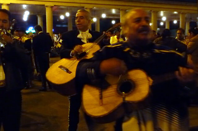 Noční koncert mariachi, Mexico City, Mexiko