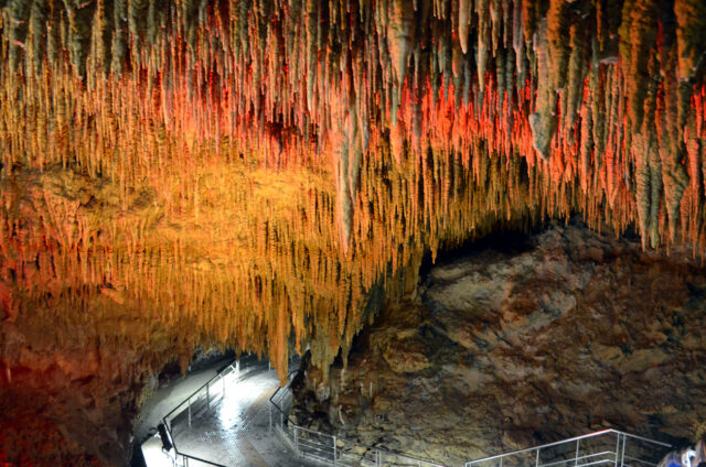 Okinawa, jeskyně Gjokusendó, Japonsko