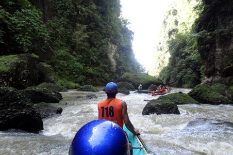 Pagsanjan, na loďkách dolů kaňonem, Luzon, Filipíny