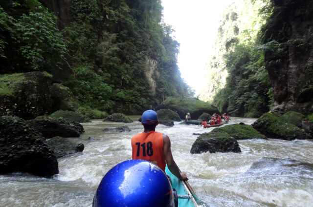 Pagsanjan, na loďkách dolů kaňonem, Luzon, Filipíny