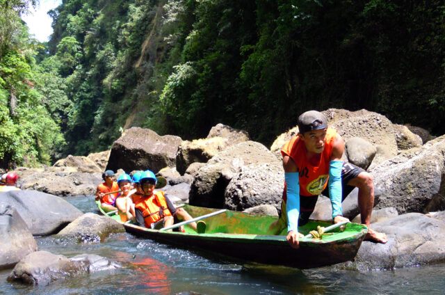 Pagsanjan, na loďkách vzhůru kaňonem, Luzon, Filipíny