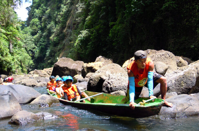 Pagsanjan, na loďkách vzhůru kaňonem, Luzon, Filipíny