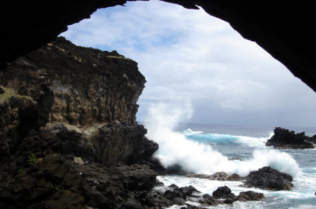 Pobřežní jeskyně Ana Kai Tangata, Velikonoční ostrov