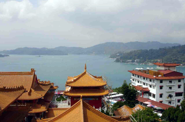 Pohled z Wenwu Temple na Sun Moon Lake, Tchaj-wan