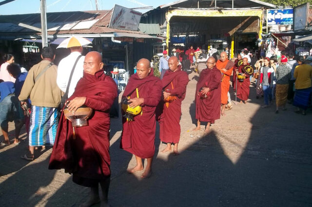 Procesí mnichů, Mandalay, Barma