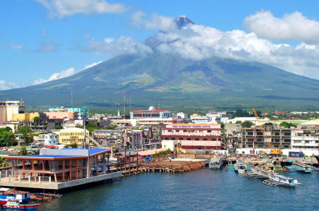 Přístav Legazpi s dominantou sopky Mayon, Luzon, Filipíny