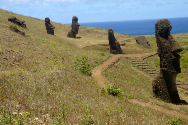 Rano Raraku, ležící i stojící moai, Velikonoční ostrov
