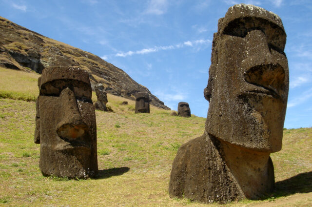 Rano Raraku, lom na výrobu soch, Velikonoční ostrov