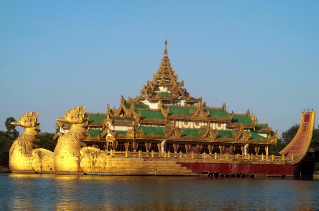 Replika královské lodě, Yangon, Barma
