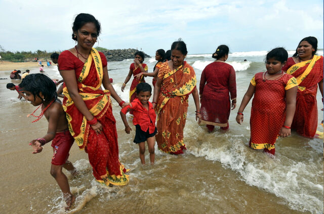 Rodinné koupání, Mahabalipuram, Indie