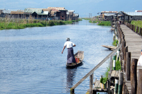 Rybář pádlující nohou, jezero Inle, Barma