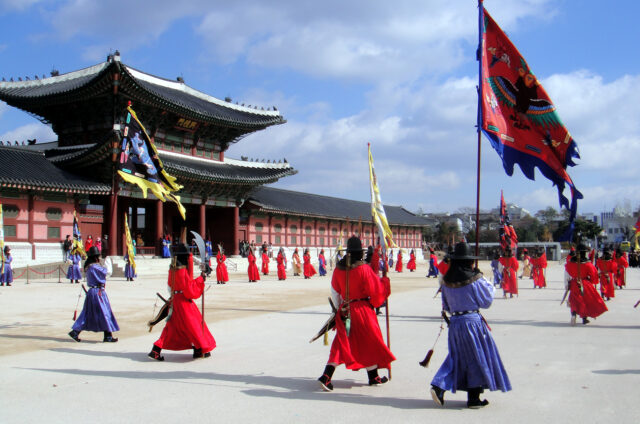 Stráž u paláce Gyeongbokgung, Soul, Korea