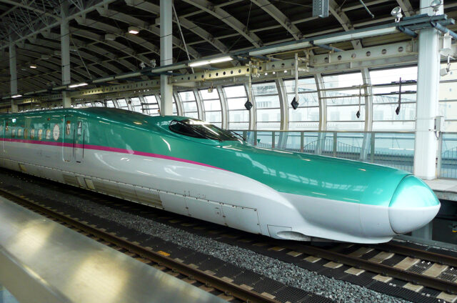 Tóhoku-šinkansen ve stanici, Japonsko
