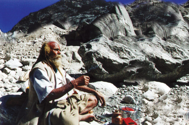 U pramene Gangy, Indie