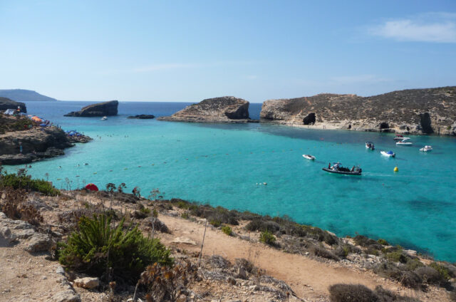 Záliv s tyrkysovým mořem, Comino, Malta