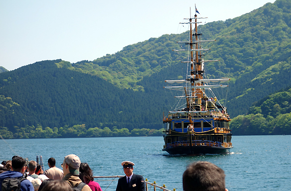 Plavba lodí po jezeře Aši, Japonbsko