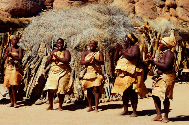 Ženy kmene Sanů, Namibie