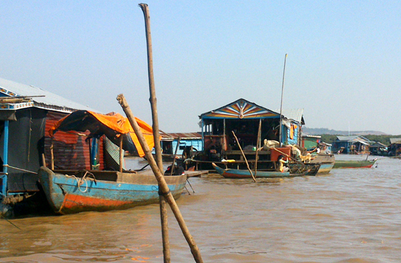 Plovoucí obchody a úřady, jezero Tonle Sap, Kambodža